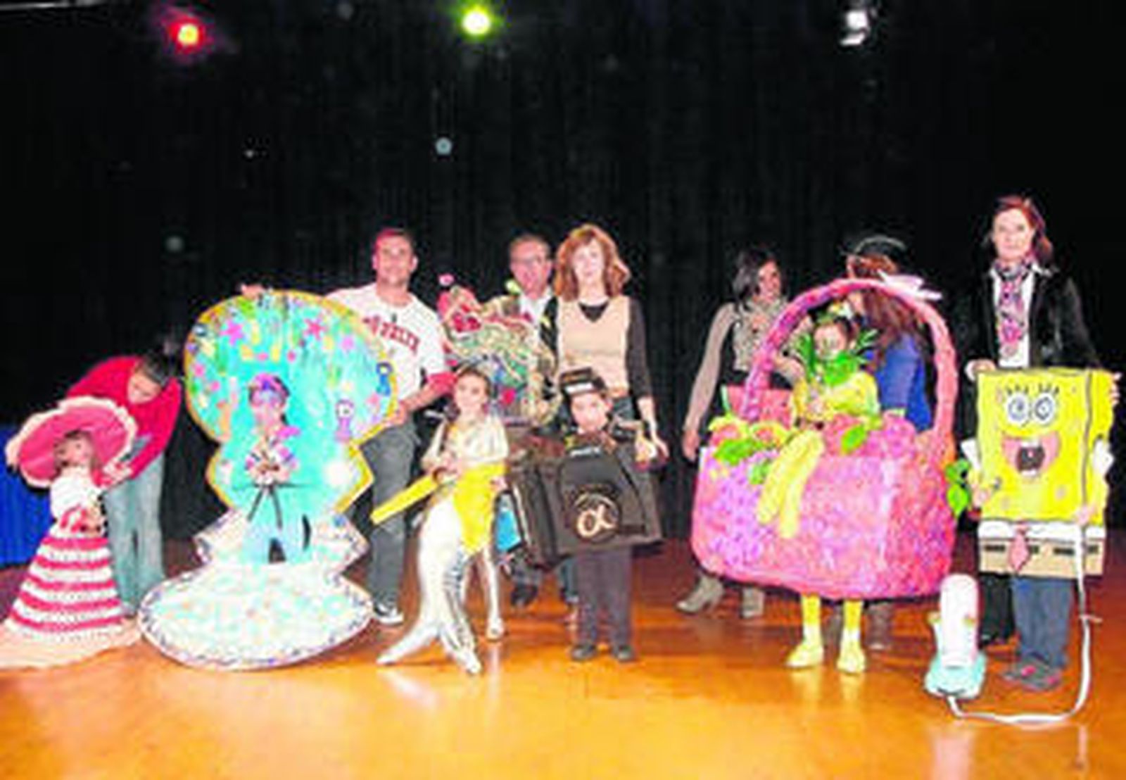 María Dolores Ortega con los premiados en la Pasarela Infantil de disfraces.