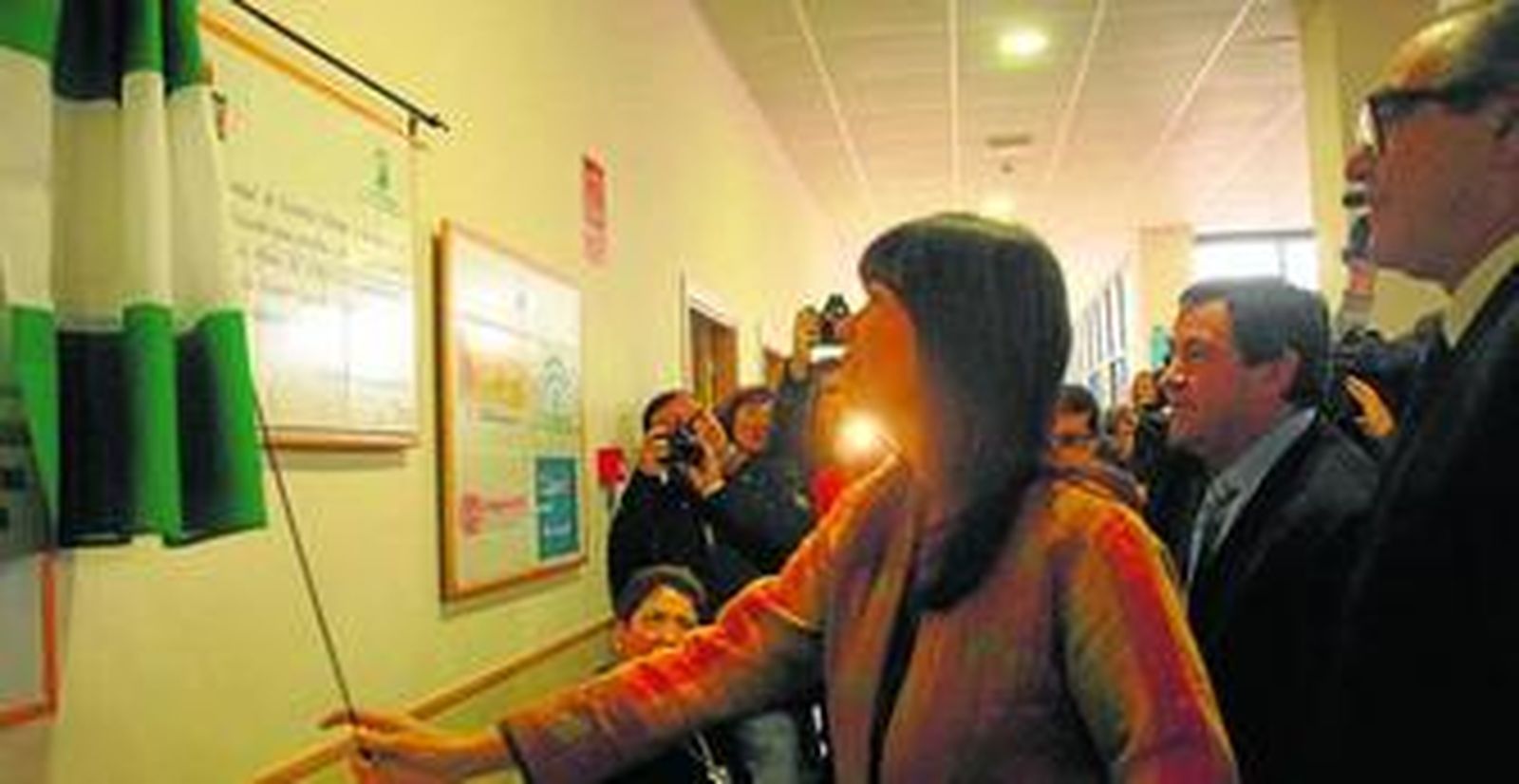 1. La consejera para la Igualdad y Bienestar Social de la Junta de Andalucía, Micaela Navarro, descubriendo la placa en el acto de inauguración junto a José Loaiza, alcalde de La Isla, y José Manuel Porras, director de UPACE San Fernando 2. La consejera saluda a uno de los socios de la entidad. 3. Porras agradeció a las administraciones involucradas su apoyo./ FOTOS: Rioja.