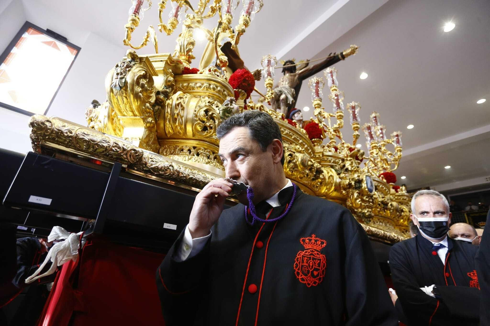 Juanma Moreno, este miércoles, junto al trono del Cristo de la Exaltación de Málaga.
