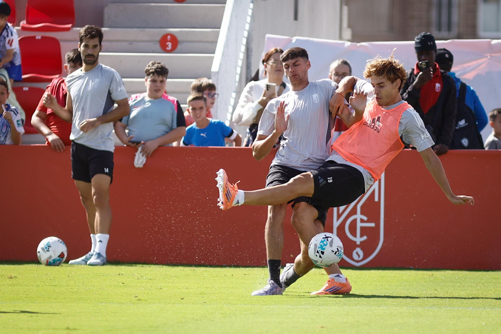 El entrenamiento con aficionados del Granada CF, en imágenes