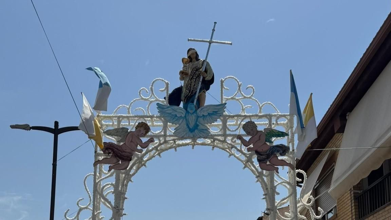 Decoración efímera en las calles de Churriana de la Vega, Agosto 2025.jpg