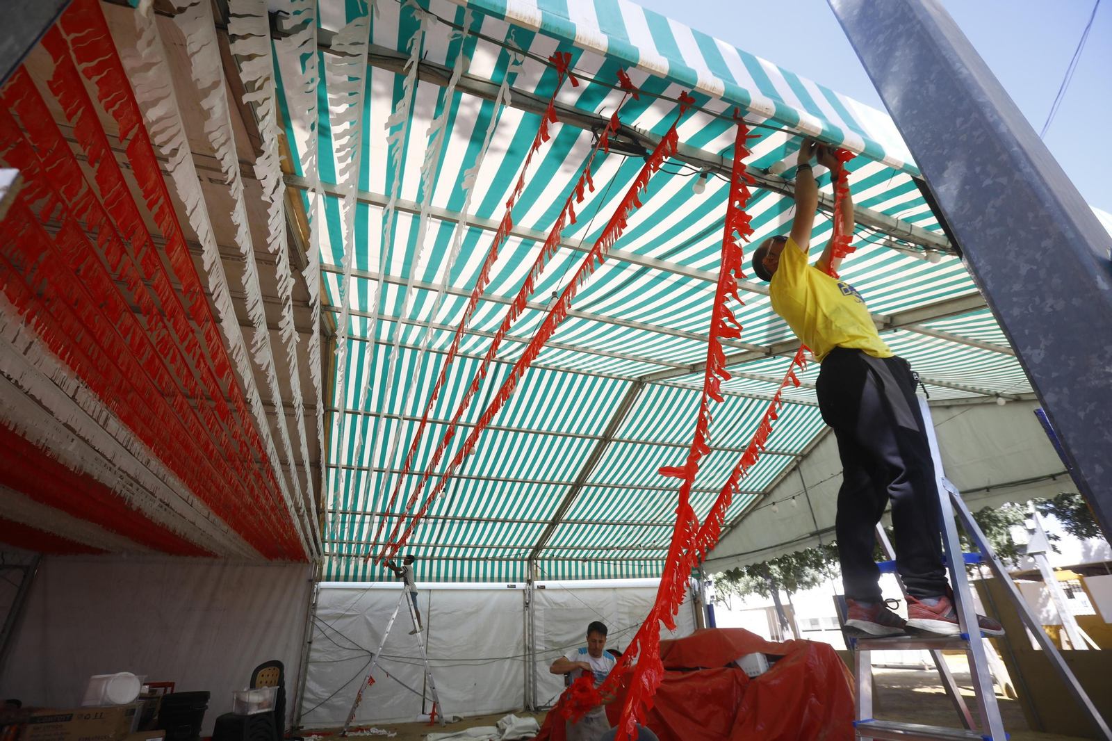 Un operario realiza trabajos en una de las casetas.