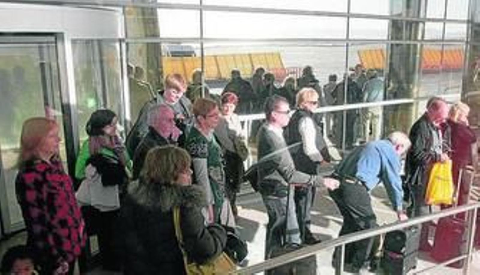 Ciudadanos europeos en el aeropuerto de Almería.