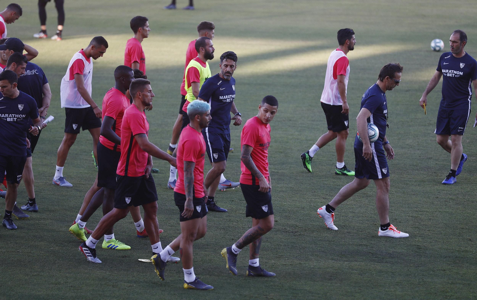 Julen Lopetegui, con el balón bajo el brazo, dirige a un grupo de futbolistas, con Banega en primer plano.