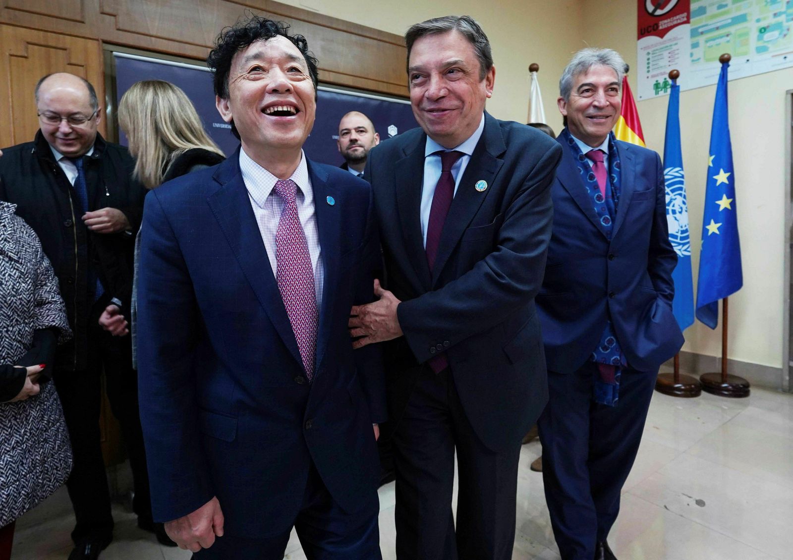 Luis Planas bromea con Qu Dongyo.