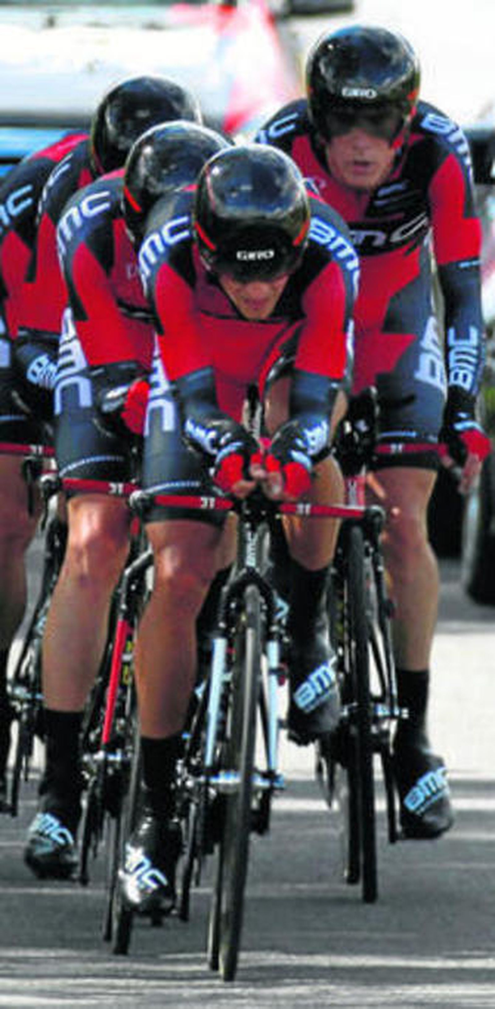 El equipo BMC, en pleno esfuerzo en la jornada inaugural.