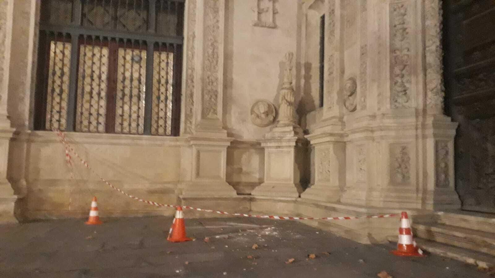 La Cruz de la Inquisición, rota y con la zona acotada por conos y precinto.