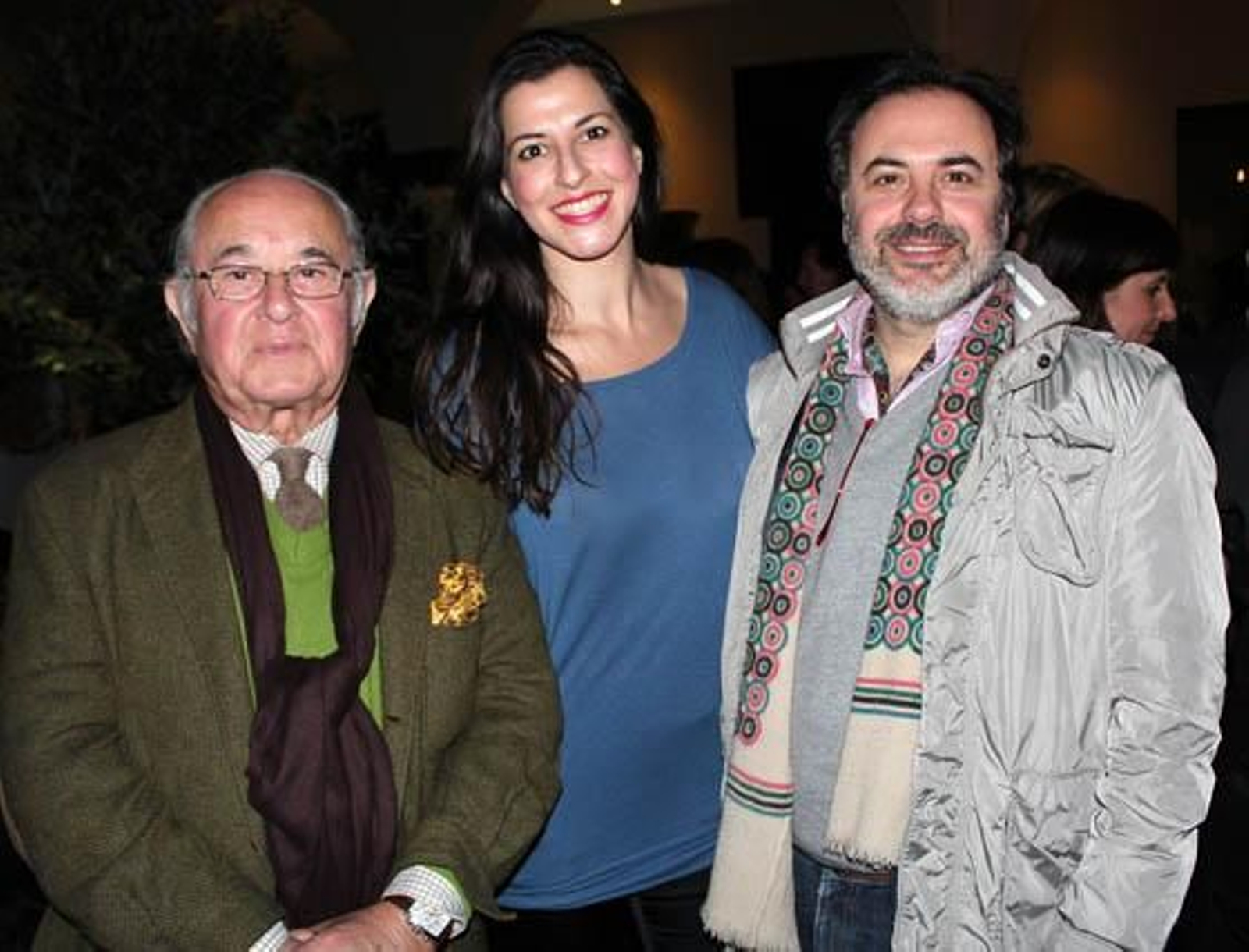 El diseñador Tony Benítez, Inés Novales, directora de Certámenes de Fibes, y el modisto de alta costura Manuel Obando, asistentes al desfile de Juan Vara.

Foto: Victoria Ramírez