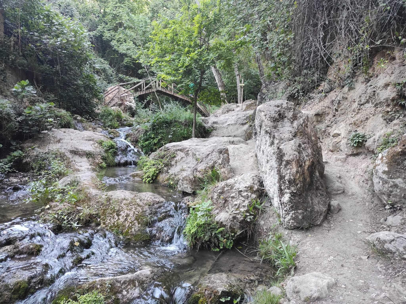 Zona escarpada del recorrido junto al caudal del río. Zona escarpada del recorrido junto al caudal del río.