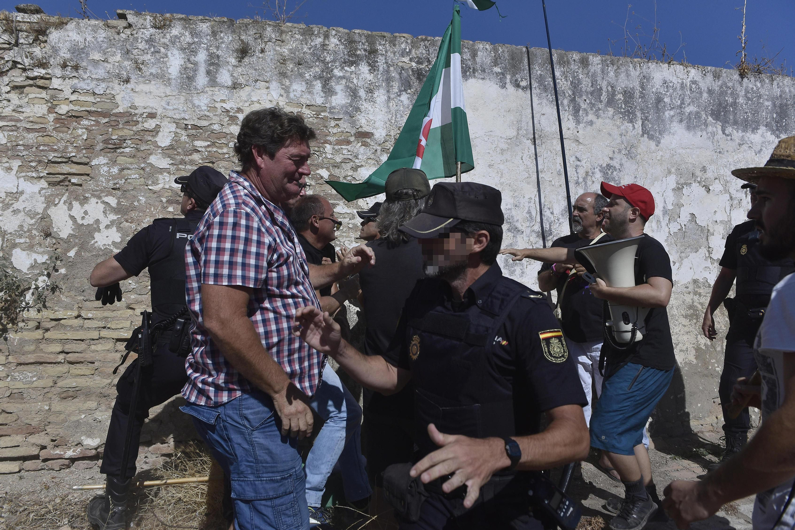 Concentración ante el cortijo Gambogaz, en Camas