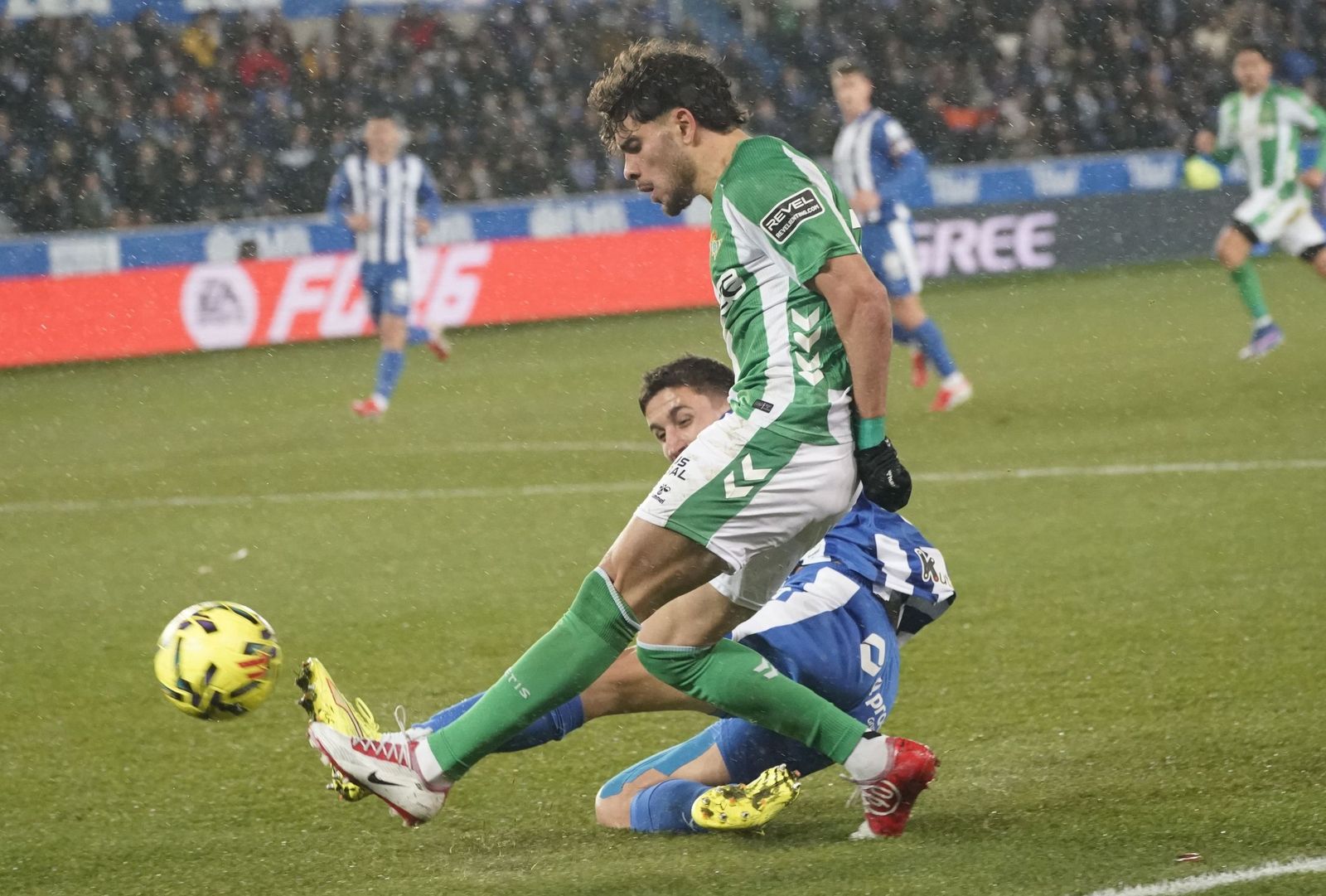 Abde intenta superar a Tenaglia en la jugada que acabó en el penalti anulado por el VAR.