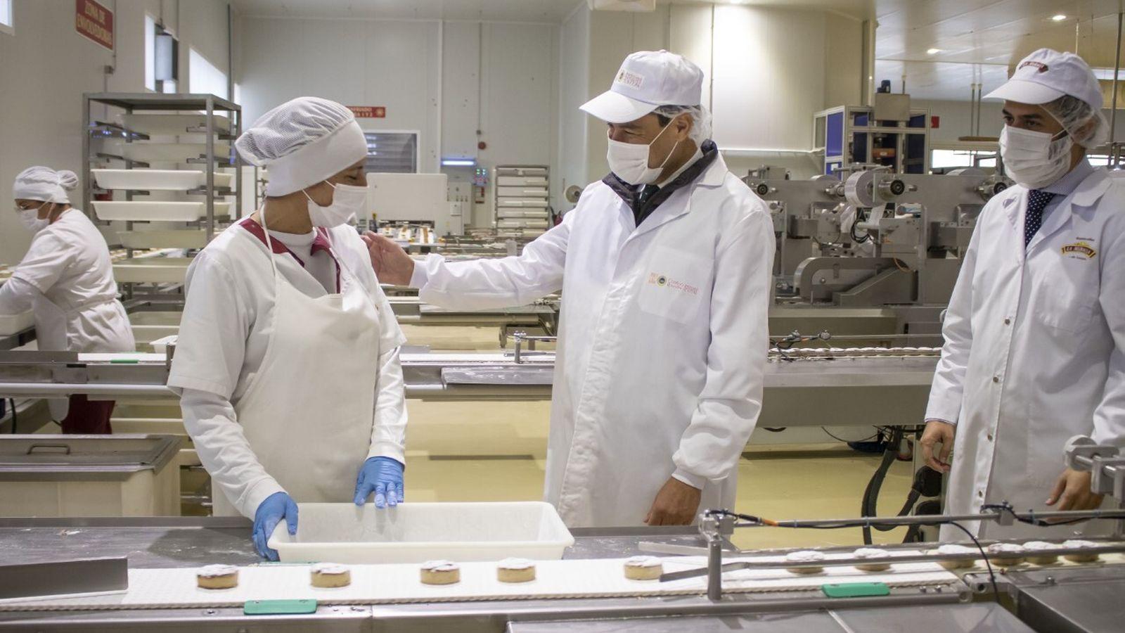 Juanma Moreno habla con una 'mantecaera'.