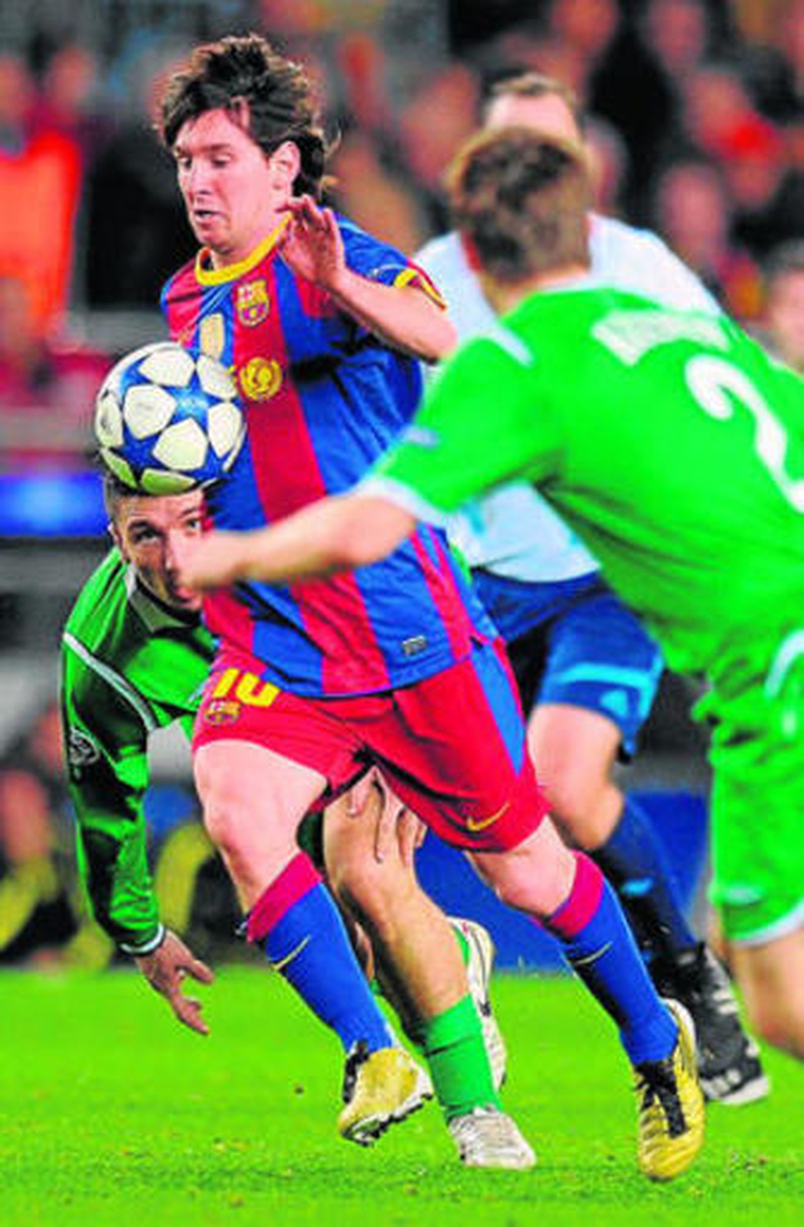 Leo Messi controla el balón ante Oleg Kuzmin.
