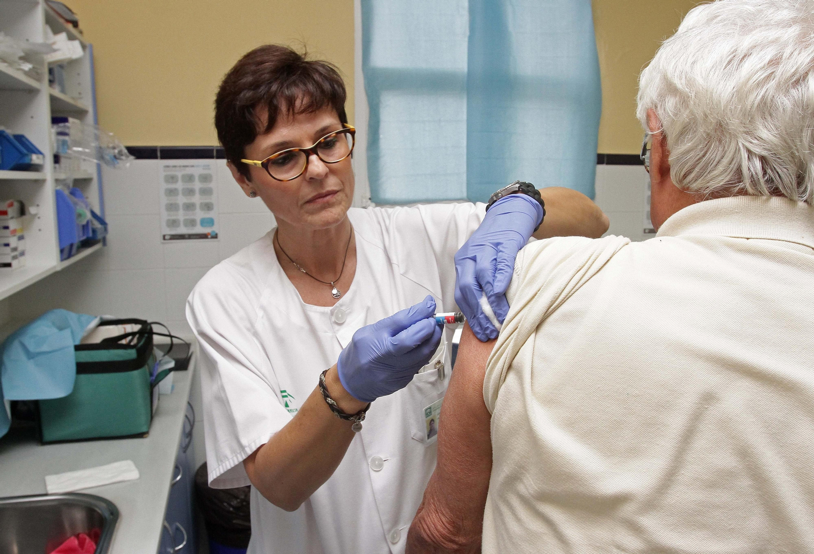 Un paciente recibe una dosis de la vacuna contra la gripe.