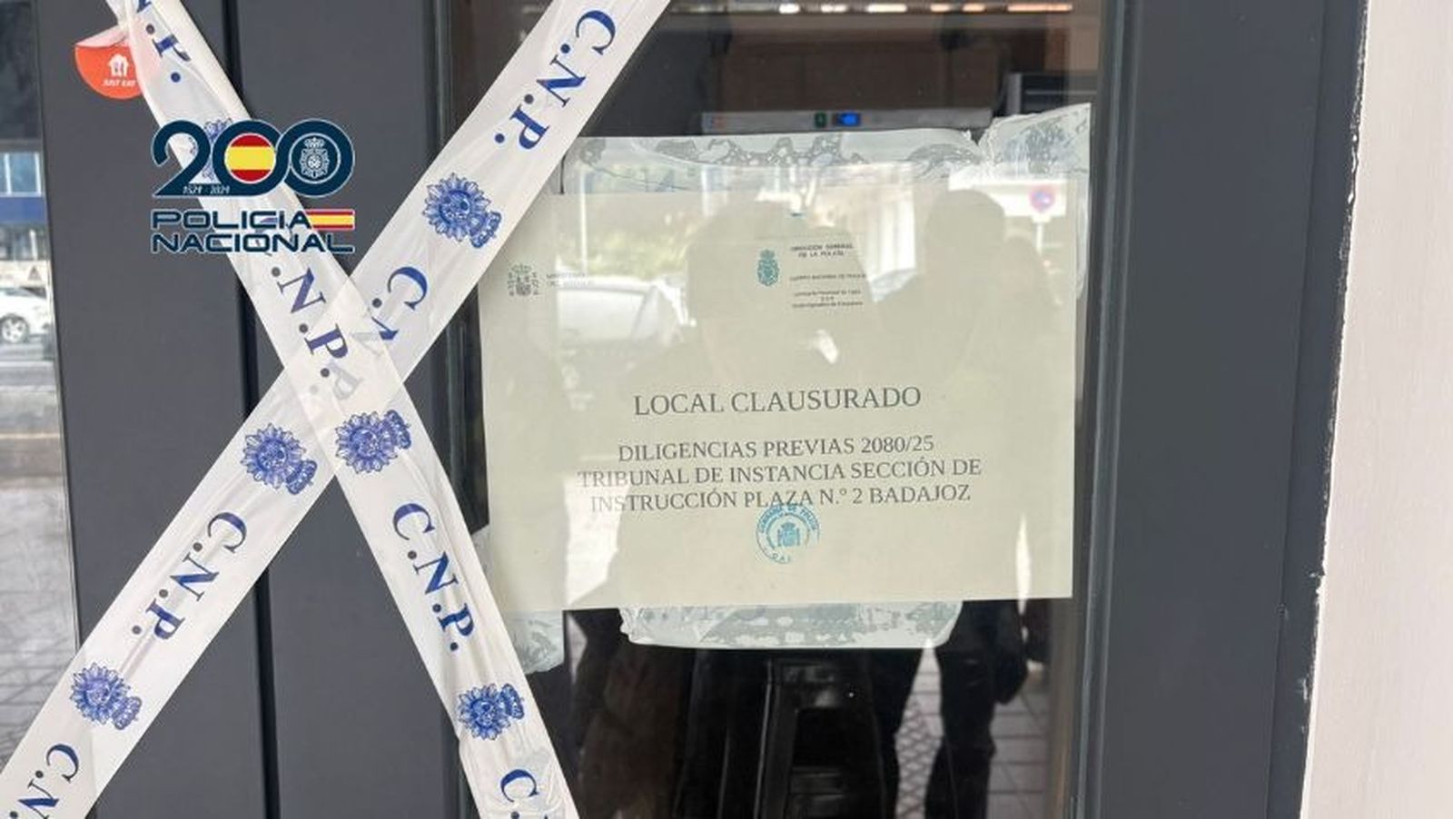 Precinto en la puerta de uno de los locales.