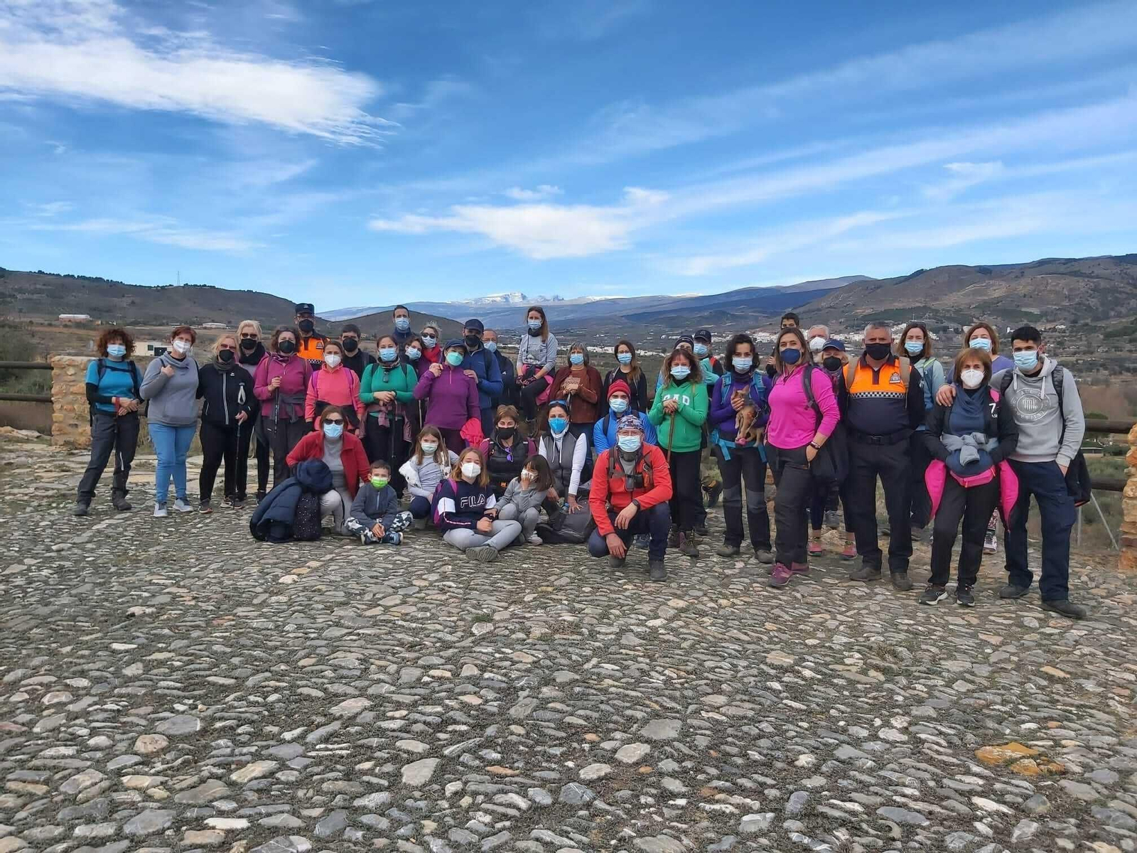Participantes en la ruta senderista por Fondón.