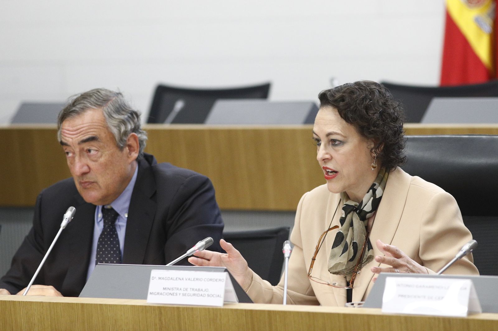 La ministra de Trabajo, Magdalena Valerio, y el presidente de la CEOE, Juan Rosell, en la sede de la CEOE, ayer.