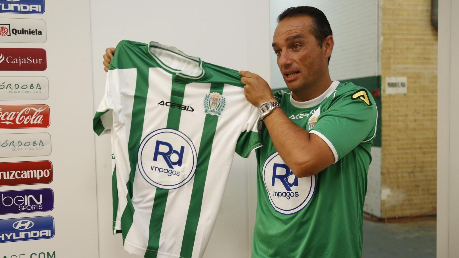 José Luis Oltra, con la camiseta del Córdoba CF en El Arcángel.