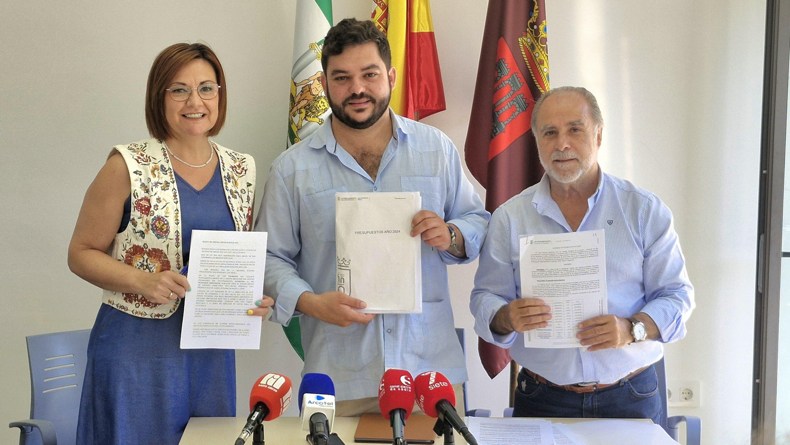 El alcalde de Arcos, Miguel Rodríguez, en el centro, con el teniente de alcalde y la edil de Hacienda. El alcalde de Arcos, Miguel Rodríguez, en el centro, con el teniente de alcalde y la edil de Hacienda.