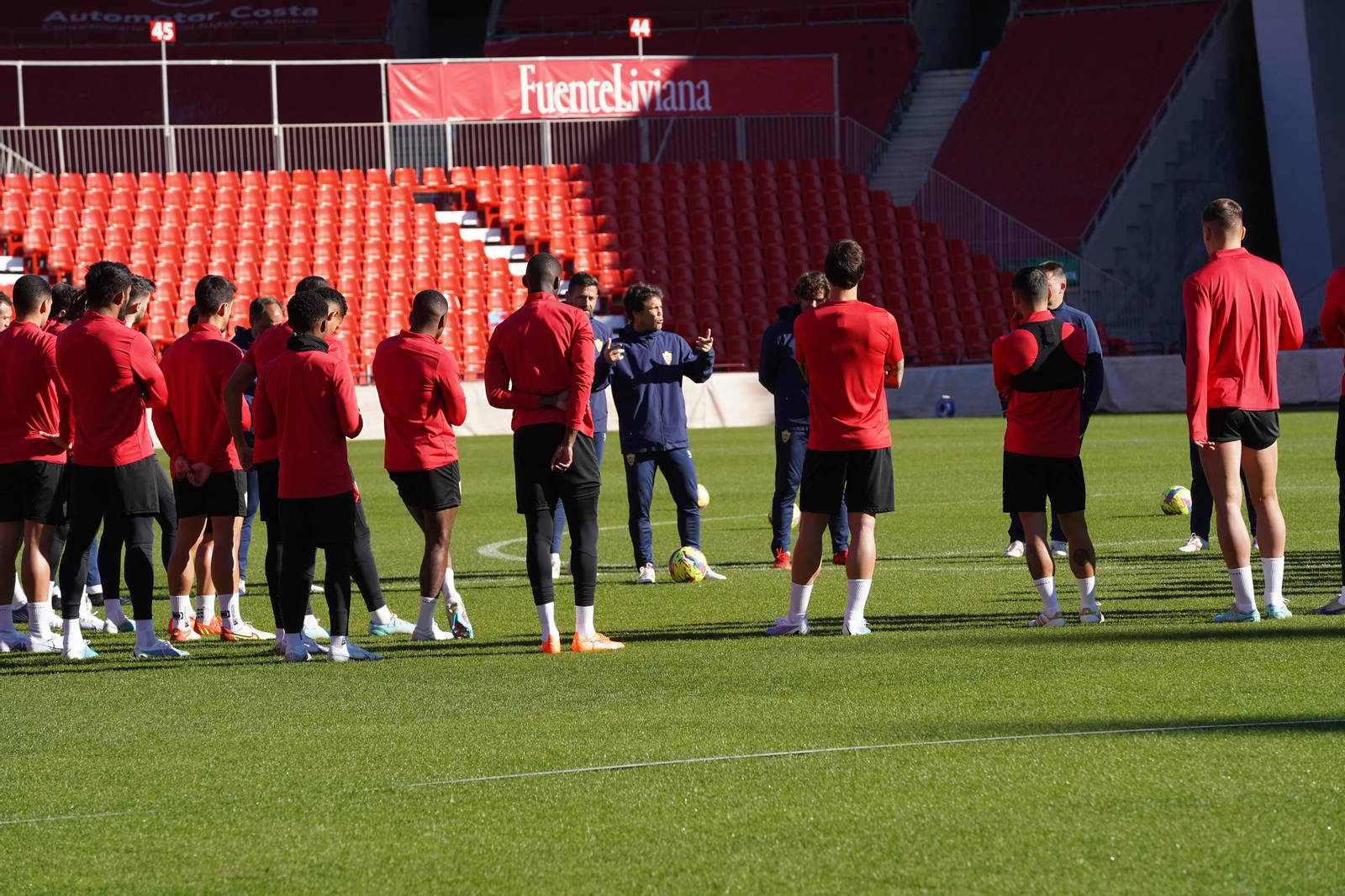 Rubi dialoga con sus jugadores durante un entrenamiento en el Estadio