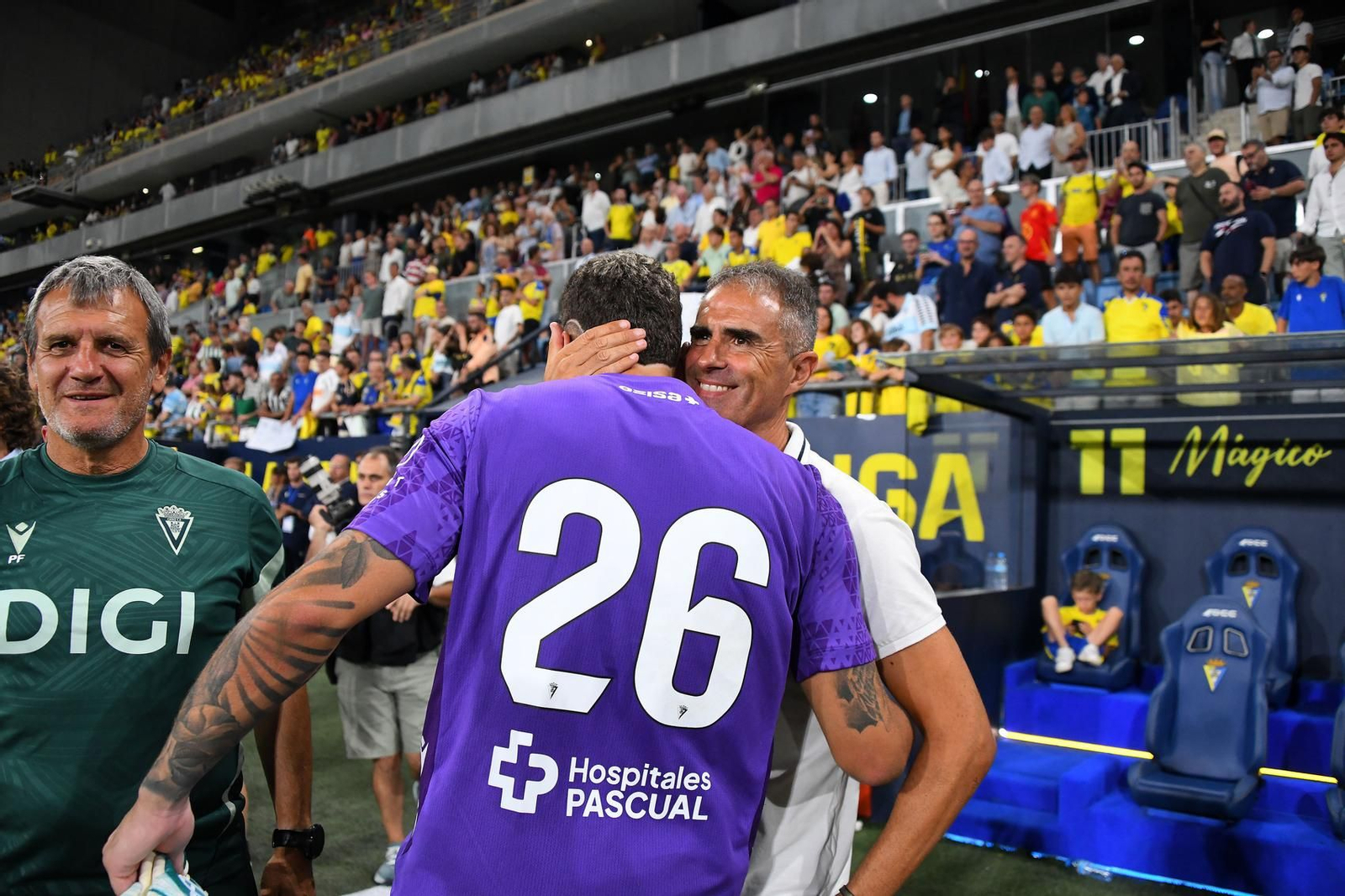 El abrazo de Garitano a Víctor Aznar tras la consecución del Trofeo.