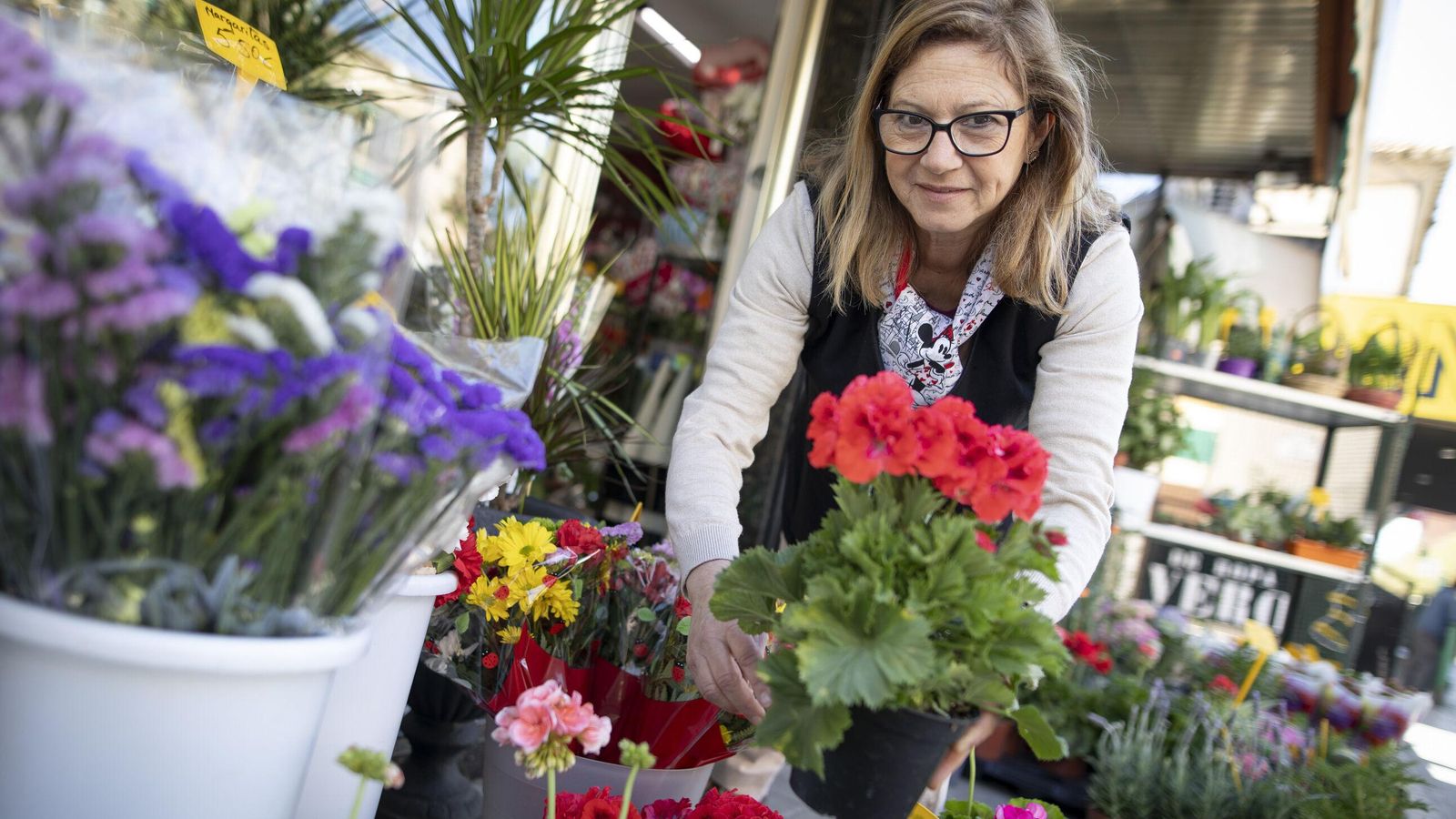 Pilar Martín, en su floristería en la Avenida de Dílar.