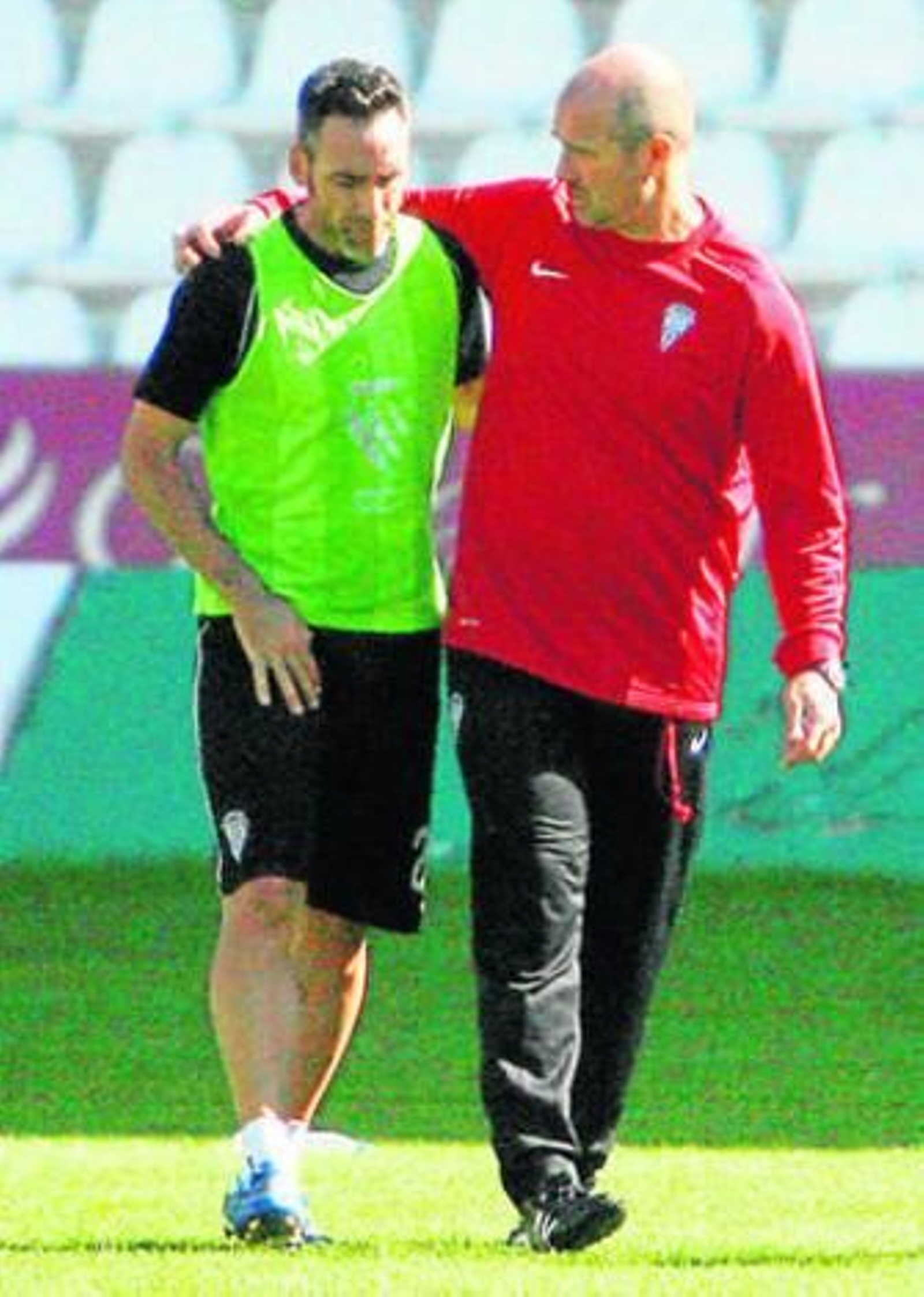 Abel Gómez charla con Rafa Berges.