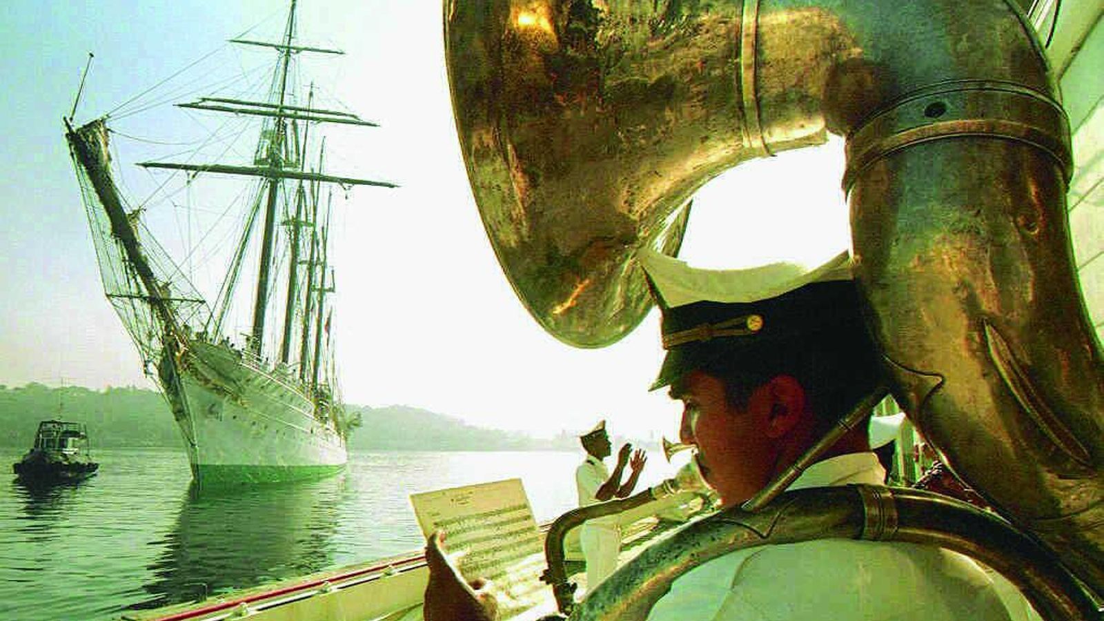 El Juan Sebastián de Elcano arribando al puerto de La Habana a finales del siglo XX