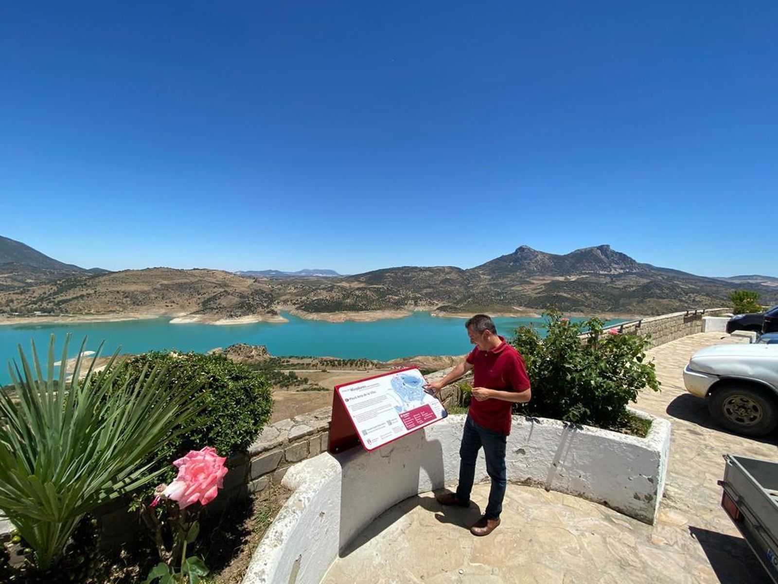 El alcalde de Zahara de la Sierra, Santiago Galván,  en uno de los paneles que conforman el proyecto