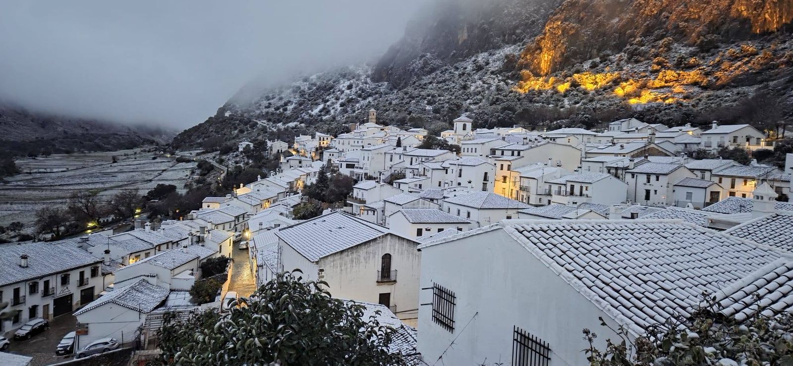 El pueblo de Villaluenga del Rosario amanece este sábado cubierto por la nieve