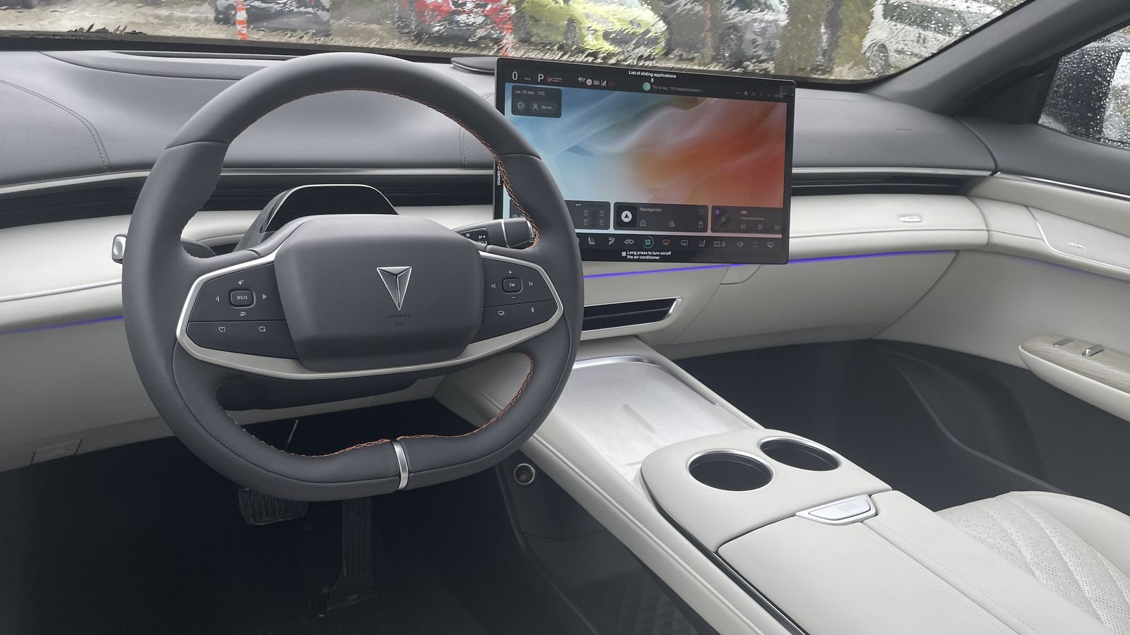 La pantalla central es de igual tamaño y contempla las mismas funciones en los dos Deepal. No obstante, hay diferencias entre uno y otro en cuando al diseño interior. En el S07 también se puede elegir entre tres combinaciones de color para el habitáculo.