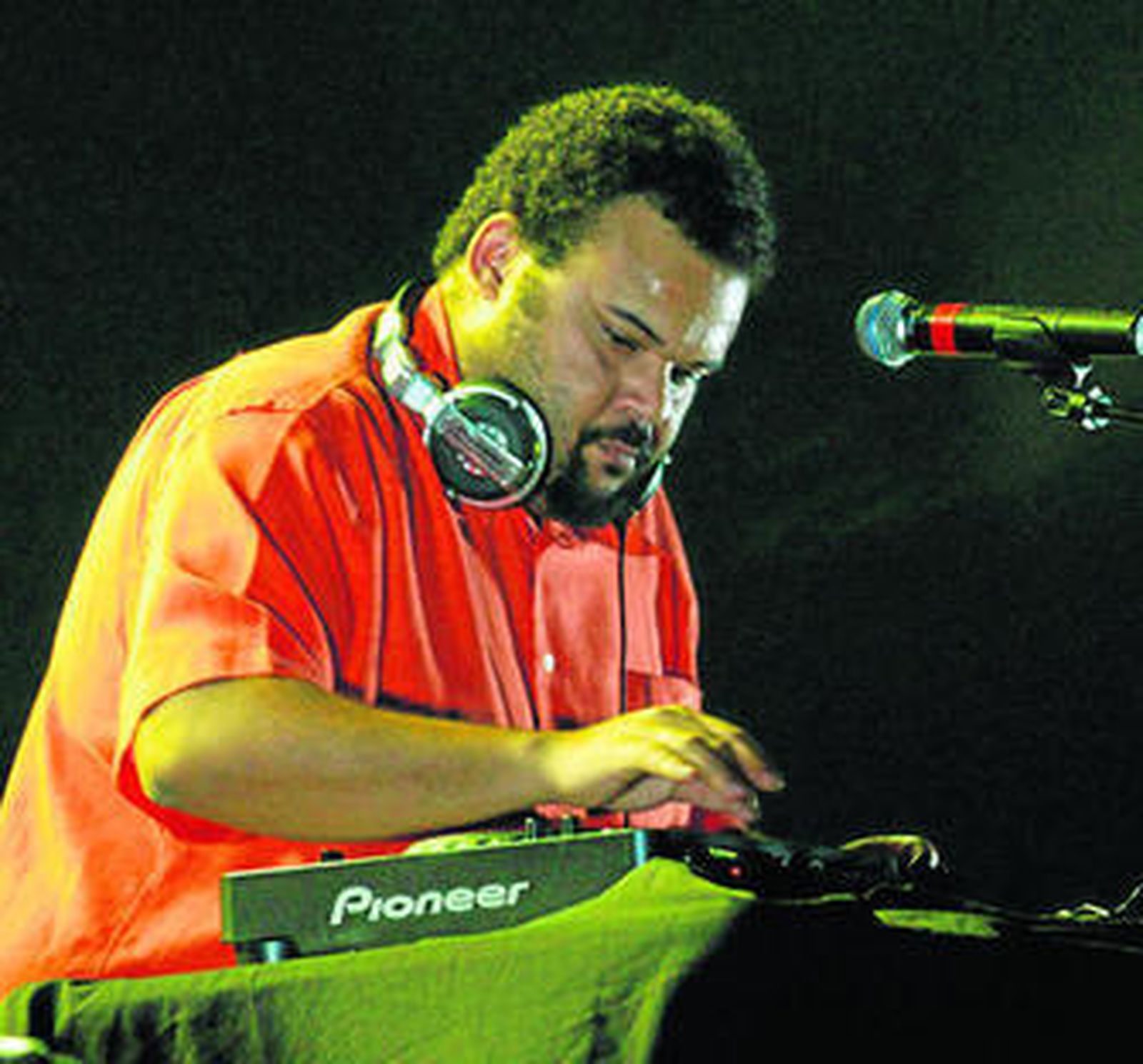 El músico Carlos Jean, durante una actuación.