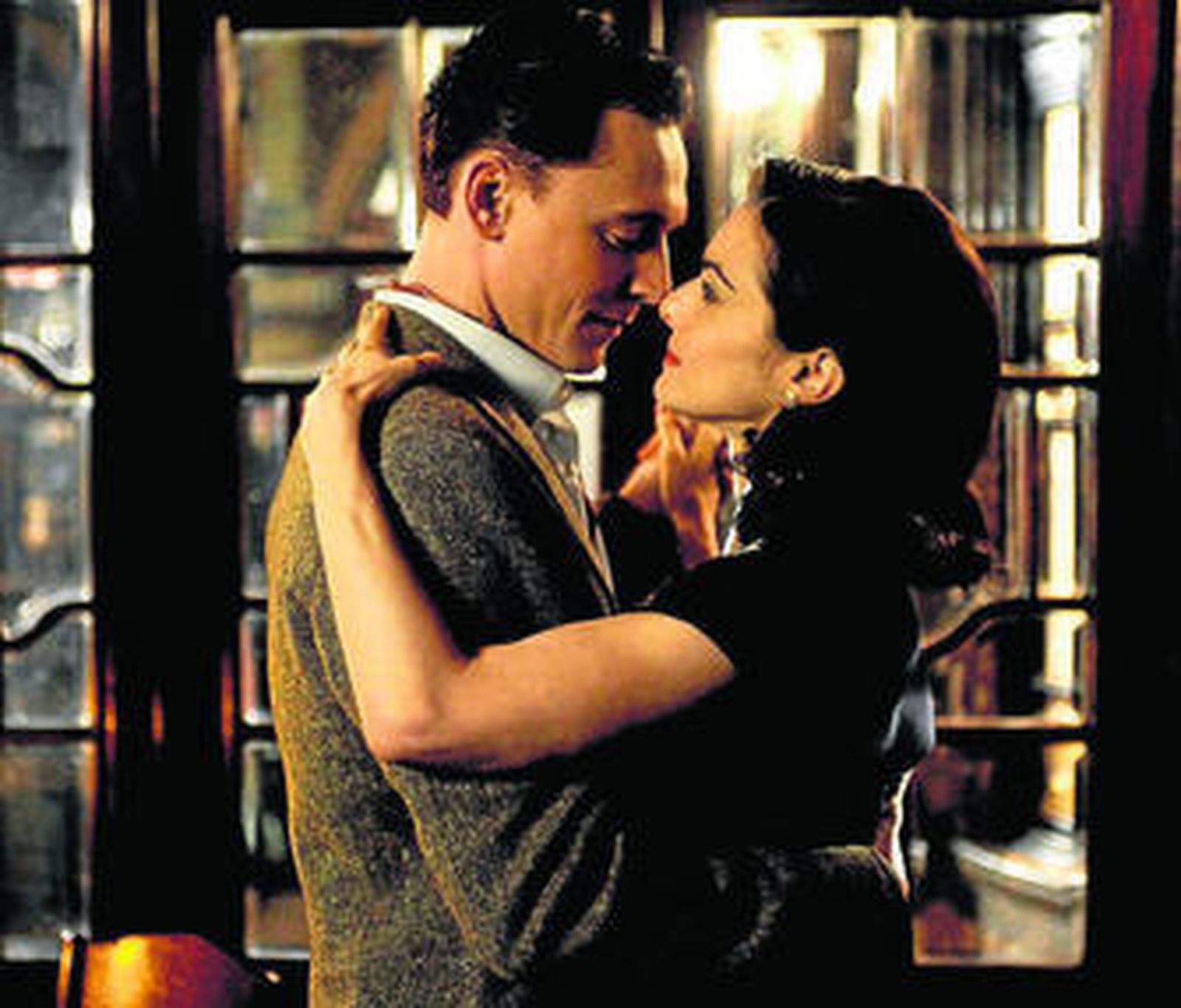 Tom Hiddleston y Rachel Weisz, en la Inglaterra de los 50.