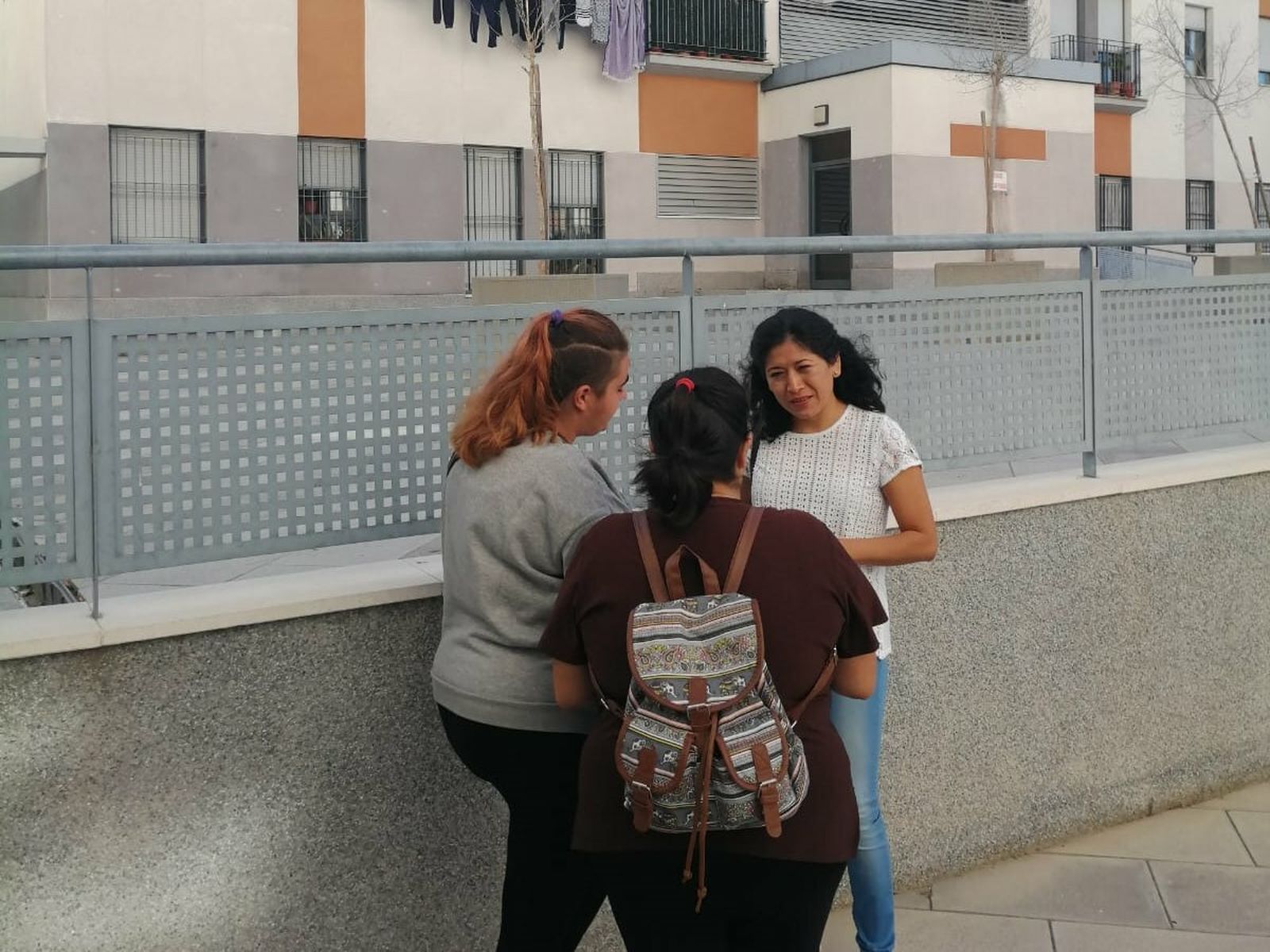 Ana Hérica Ramos dialoga con dos inquilinas de viviendas de Emuvijesa.