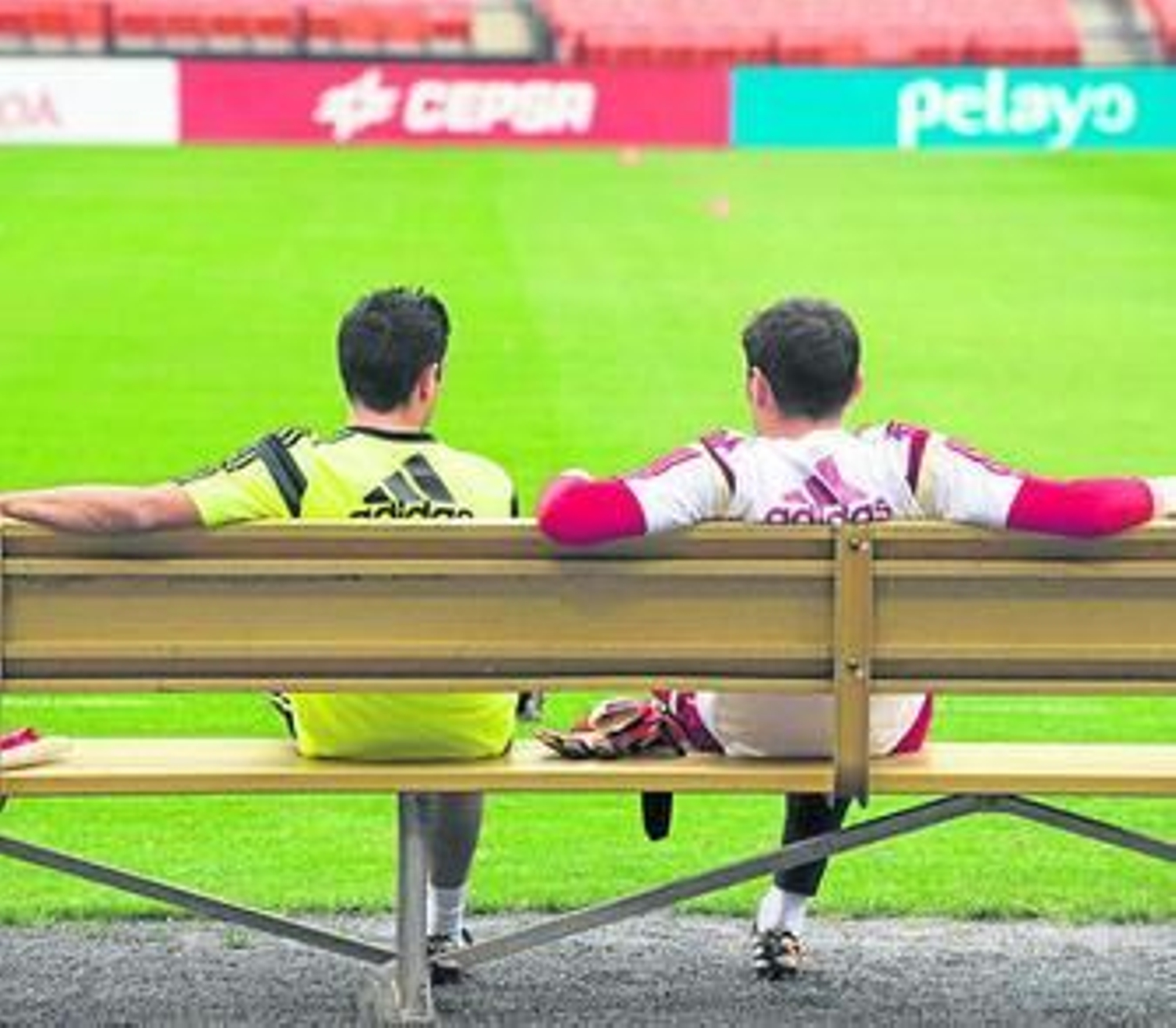 Xavi y Casillas dialogan antes del entrenamiento realizado en el Robert F. Kennedy Memorial Stadium.