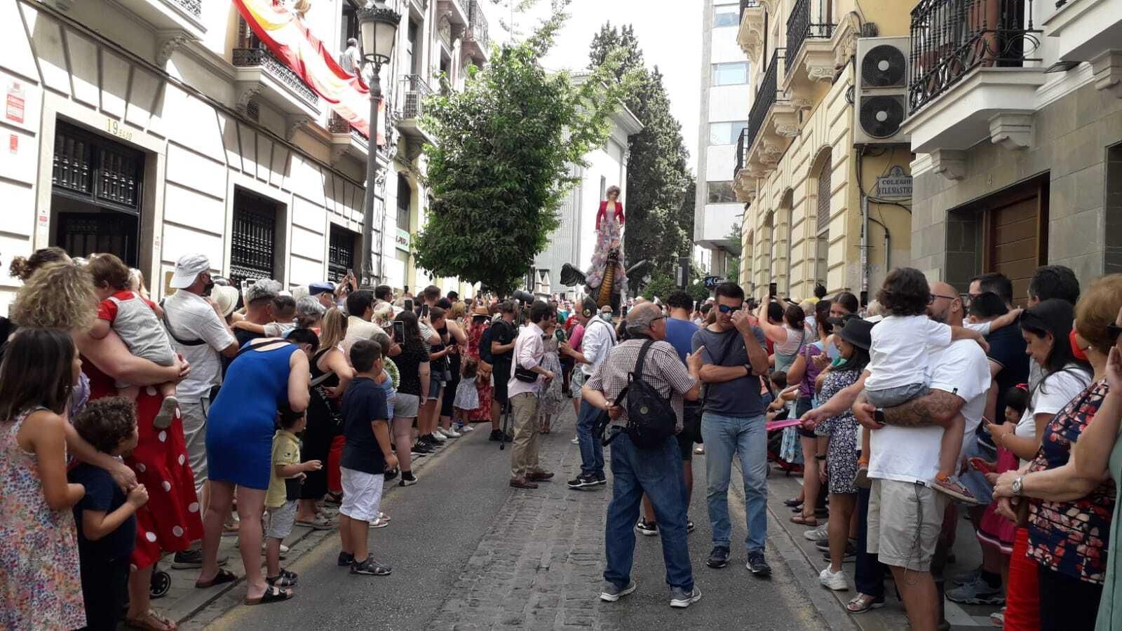 Ambiente en la calle Cárcel Baja durante el desfile de la Tarasca este Corpus 2022.