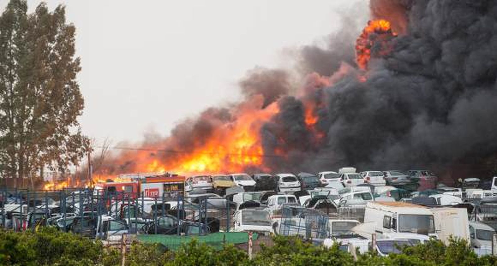 Espectacular incendio en un desguace de coches