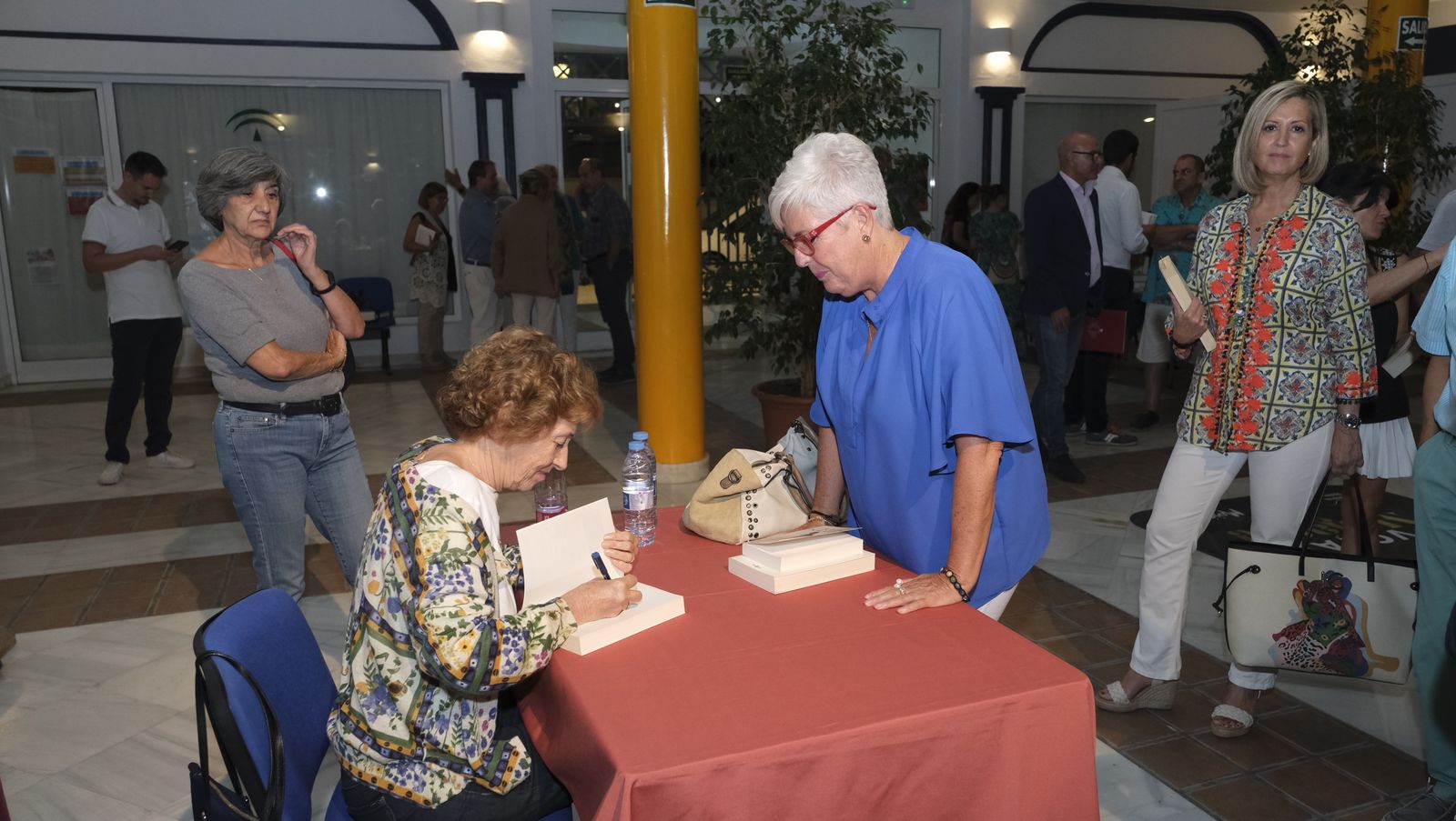 Imágenes de Diario de los Libros en Mojácar, con la escritora Julia Navarro