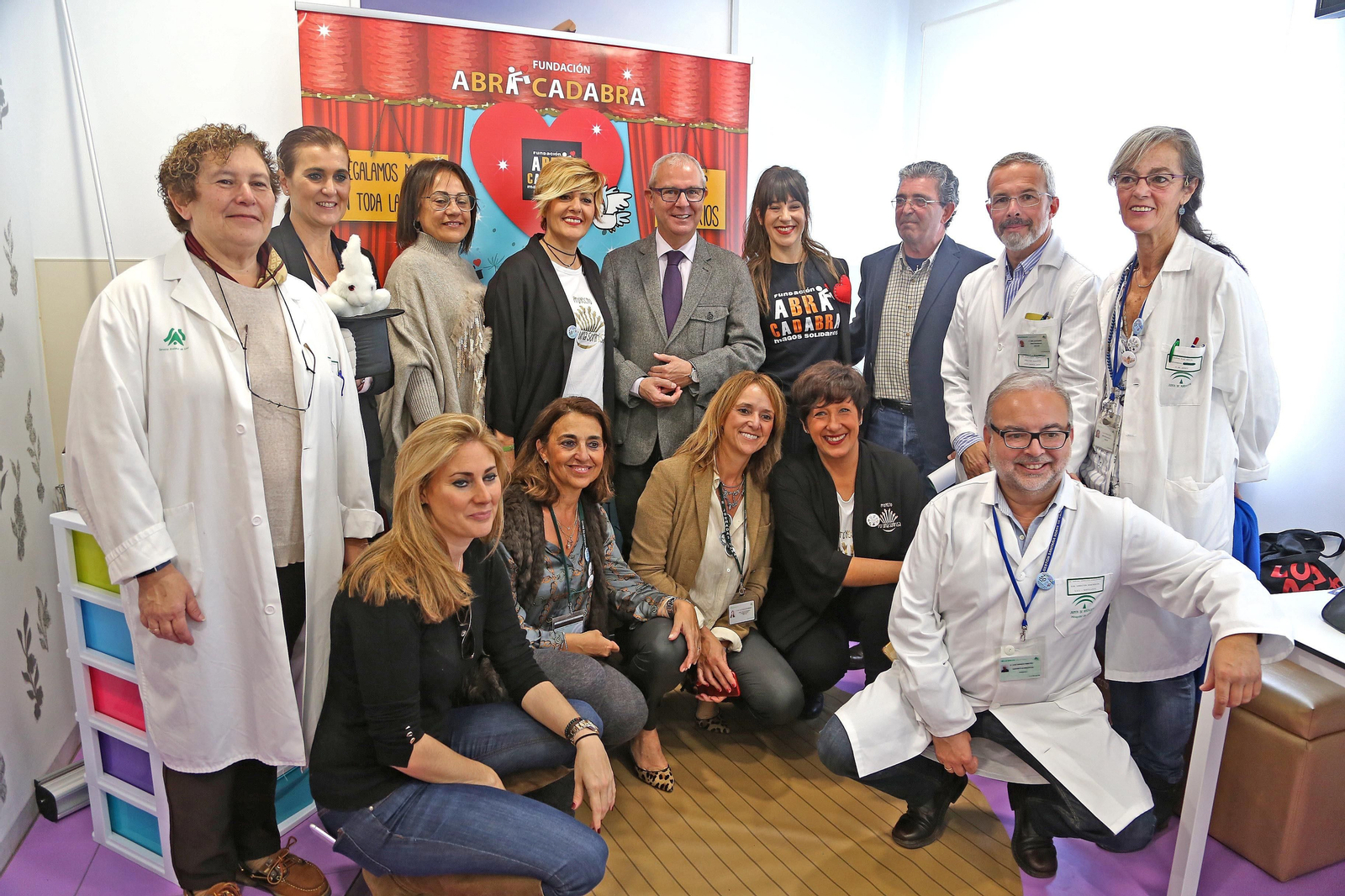 Miembros de las dos asociaciones, con anteriores delegados de la Junta y profesionales del hospital en la inauguración en 2018 de la ludoteca juvenil.