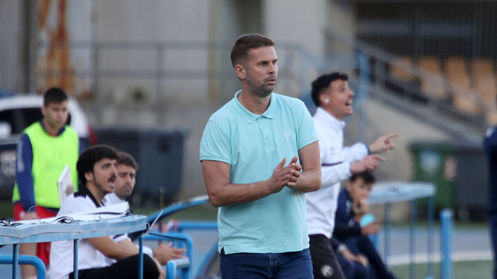 David Sánchez aplaude a sus jugadores desde la banda.