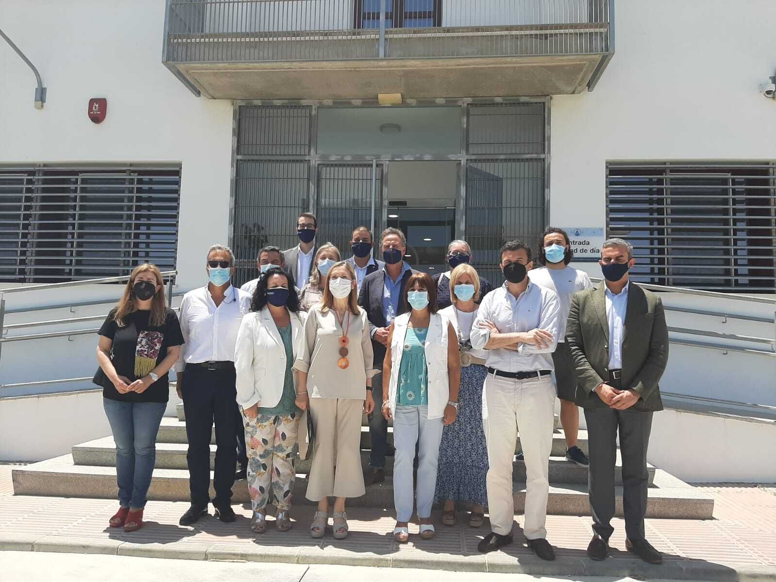 Los representantes del PP posan junto a Ana Pastor a las puertas del centro durante su visita a la ciudad.