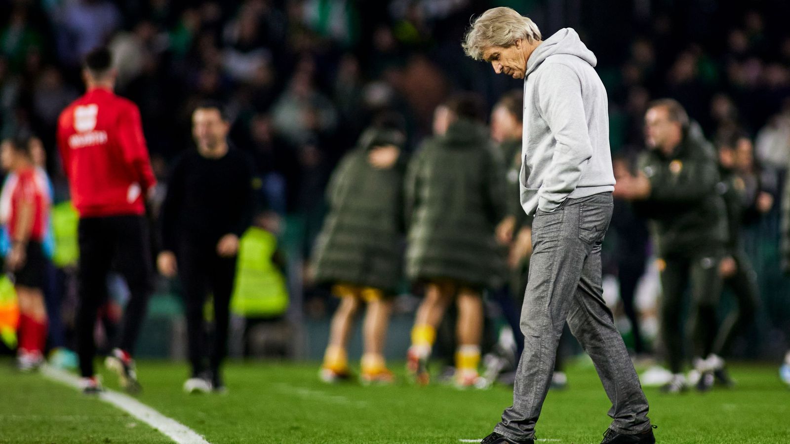 Manuel Pellegrini, pensativo durante un partido en el Benito Villamarín.