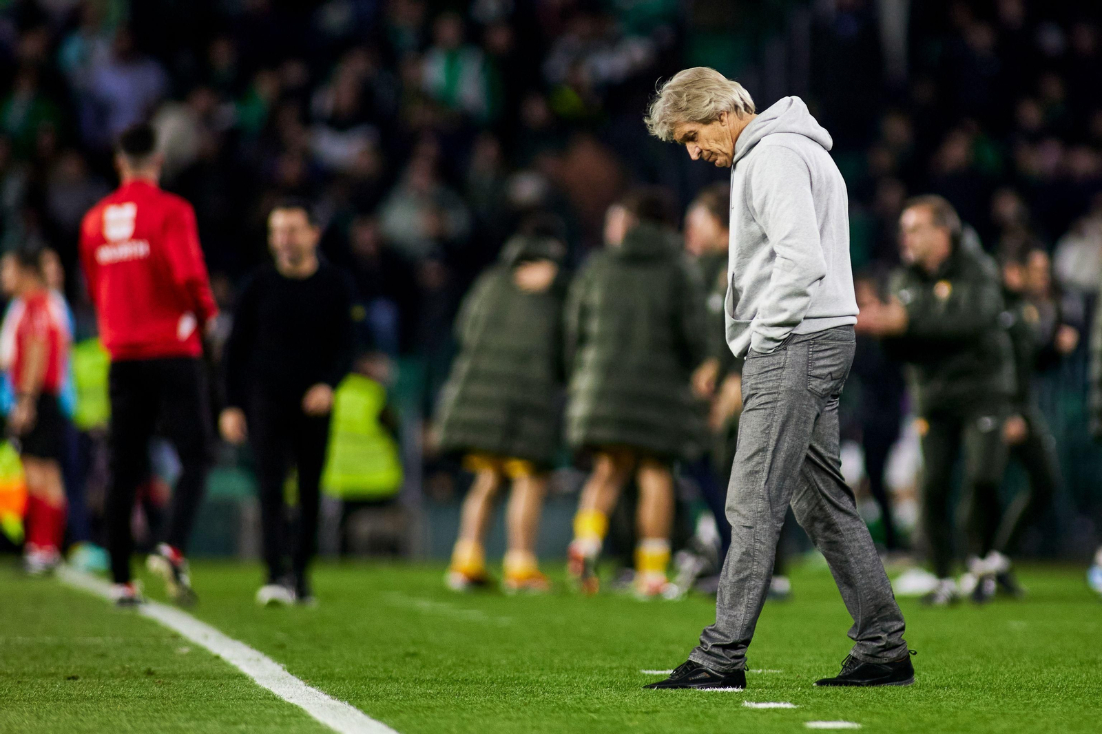 Manuel Pellegrini, pensativo durante un partido en el Benito Villamarín.