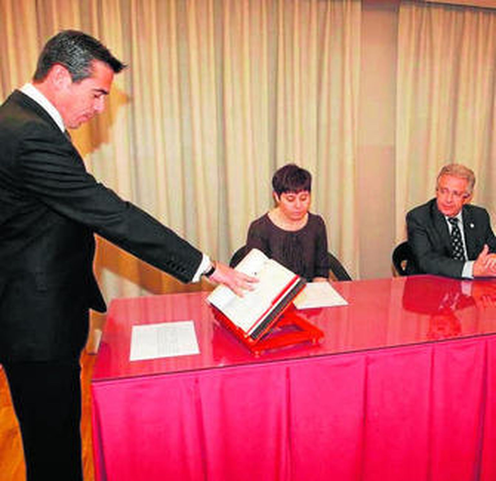 El presidente de los dentistas jura su cargo.