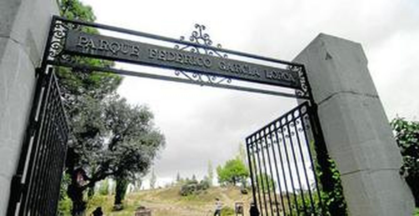 Imagen de la puerta de entrada al Parque de Alfacar durante los trabajos de búsqueda de los restos del poeta.