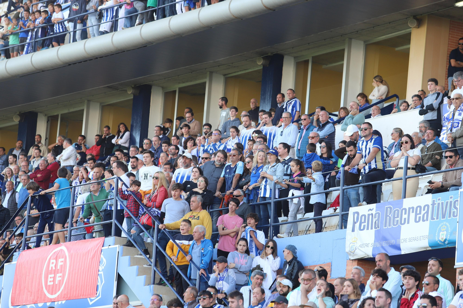 Imágenes del gran ambiente en el Nuevo Colombino para ver el  Recre-Burgos