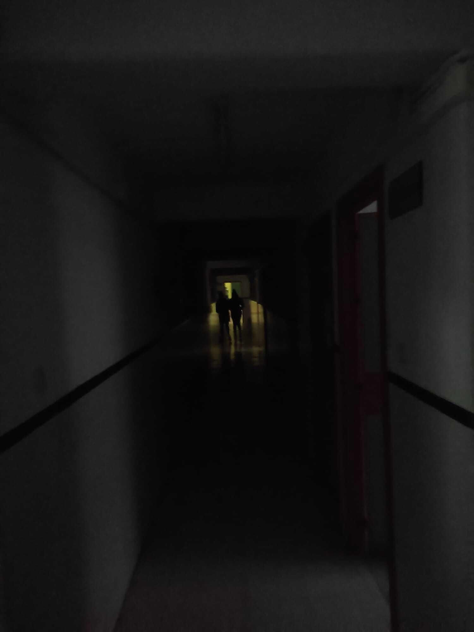 Un pasillo del  IES Diamantino García durante el apagón.