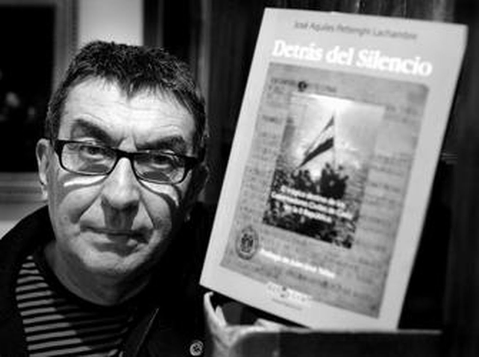 José Aquiles Pettenghi Lachambre, ayer con su libro, que presenta hoy en el Palacio de la Aduana, antigua sede del Gobierno Civil.