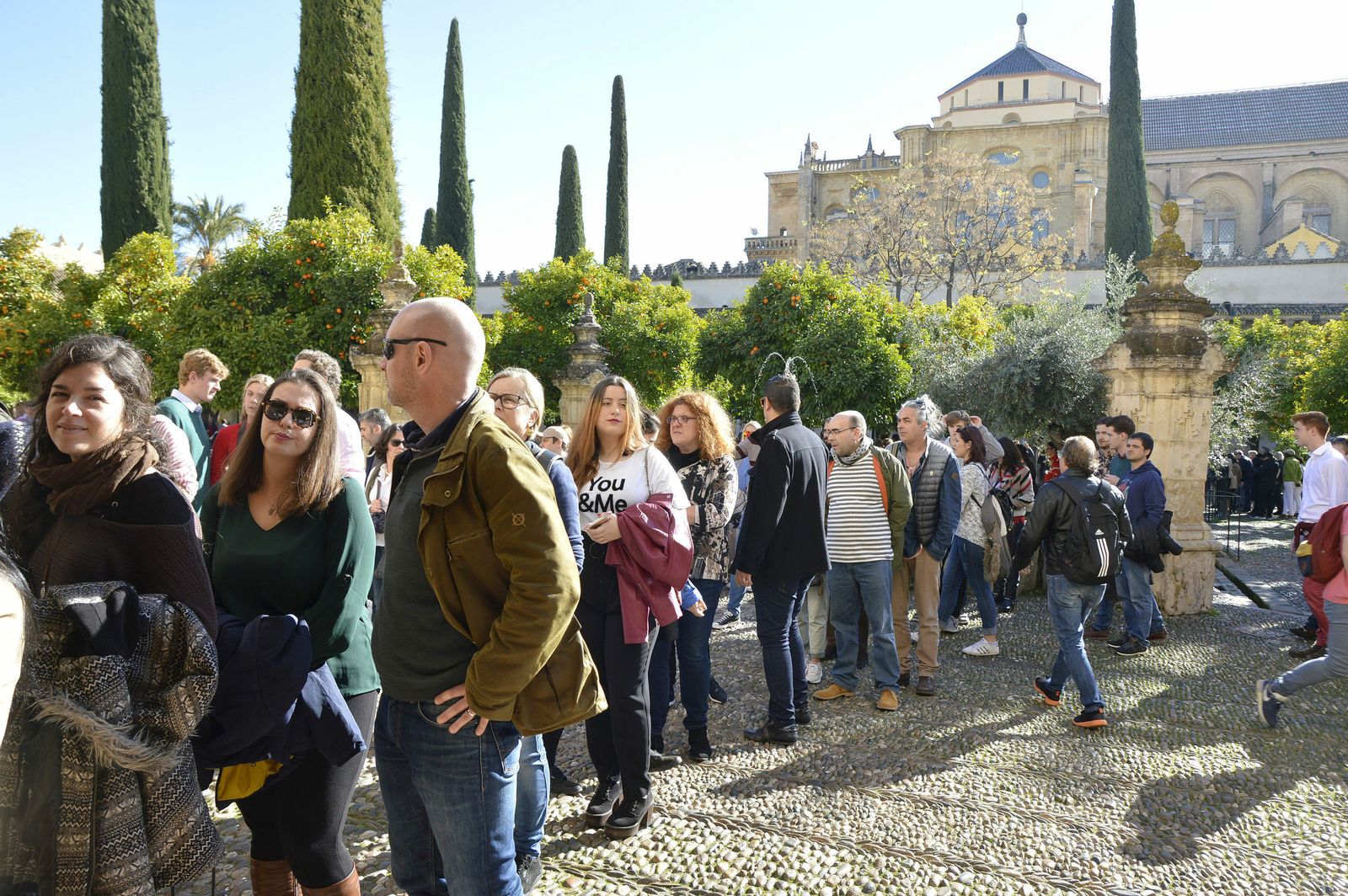 Turistas en el Patio de los Naranjos.