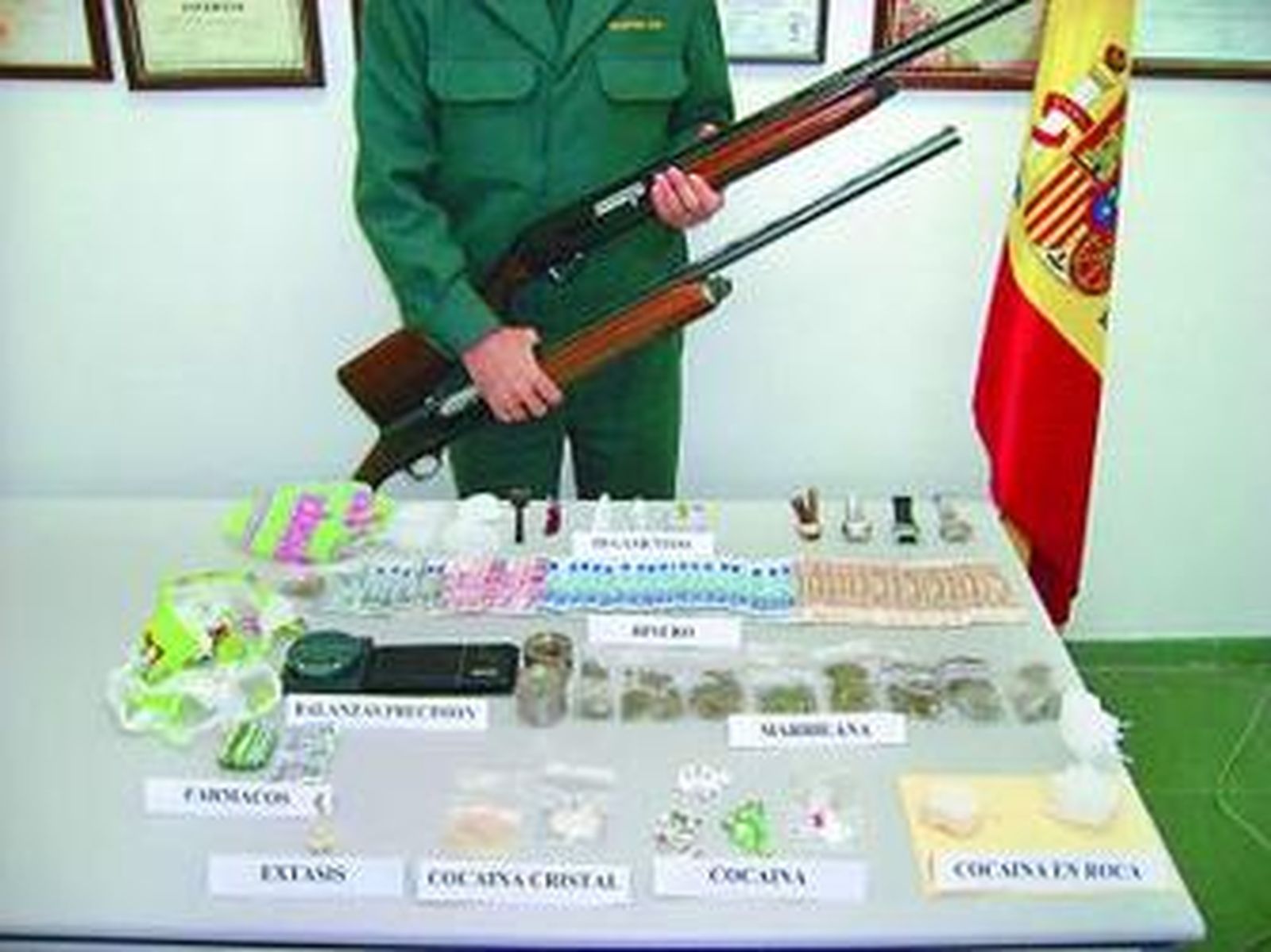 Parte de la droga, las armas y el material incautados a los detenidos.